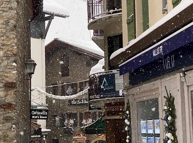 A Place 2 Be, Centre *