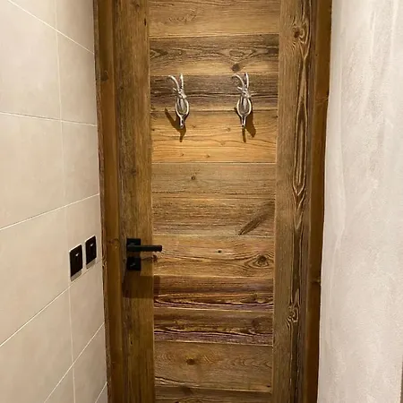 A Place 2 Be, Centre *