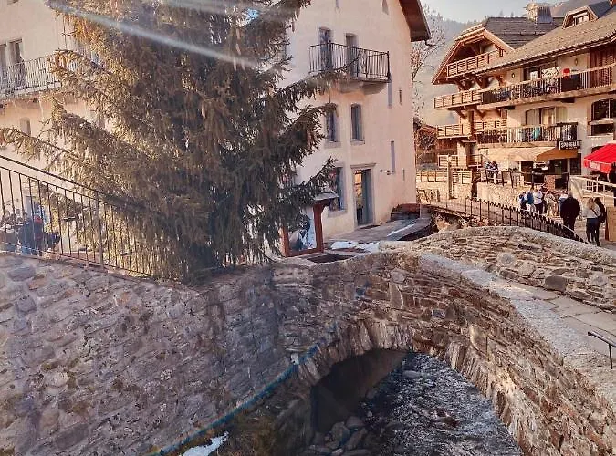 A Place 2 Be, Centre *